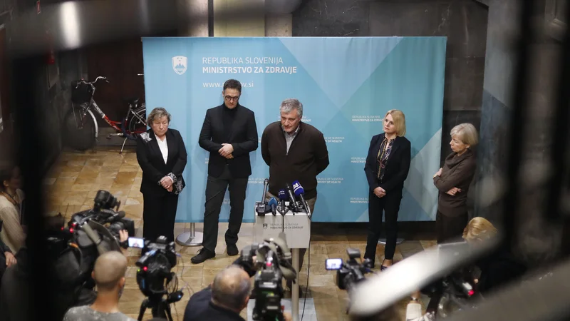 Fotografija: Predstavniki ministrstva za zdravje so po končanem sestanku z vodstvi bolnišnic dali izjavo za medije o aktualnih dogodkih v zvezi z novim koronavirusom. FOTO: Leon Vidic/Delo