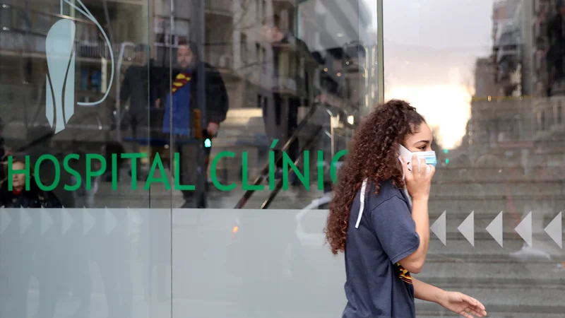 Fotografija: »Koronavirus utegne biti za Kitajsko to, kar je bil Černobil za Sovjetsko zvezo.« Na fotografiji prizor iz Barcelone, kjer so potrdili prisotnost okužbe z novim koronavirosm. FOTO: Nacho Doce/Reuters