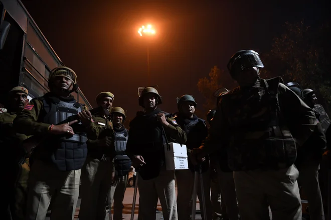 Policija na območju nemirov v New Delhiju. FOTO: Prakash Singh Afp