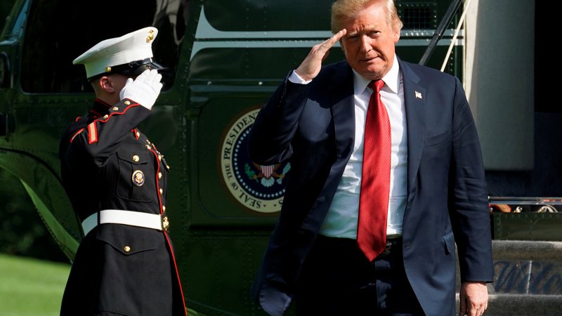 Fotografija: Donald Trump razglaša, da želi s carinami zaščititi ZDA pred neželenimi vplivi in povečati število delovnih mest. Skriti cilj pa je povečanje davčnih prihodkov. Foto Yuri Gripas Reuters
