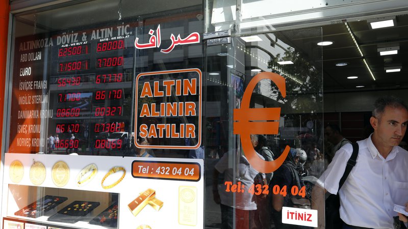 Fotografija: Turška lira je v petek padla na rekordno nizko­ raven v primerjavi z dolarjem in evrom. FOTO: Burhan Ozbilici/AP