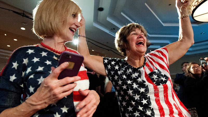 Fotografija: V volilnih štabih po ZDA so se zmage kandidatov, dan pozneje zmagoslavje prekriva spoznanje o politično povsem razdejeni državi. Foto AFP