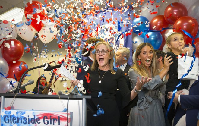 Številni demokratski kandidati za poslance so tako kot Madeleine Dean iz Pensilvanije slavili zmage, ki so levici prinesle večino v spodnjem domu kongresa. Foto AP
