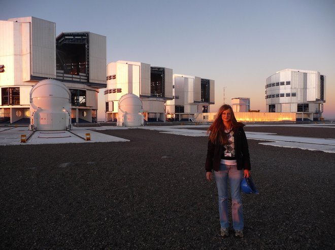 V observatoriju ESO Paranal v Čilu. V ozadju teleskopi VLT. Foto osebni arhiv