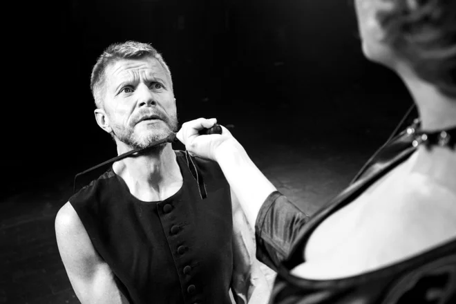 V predstavi <em>Venera v krznu</em>, ki bo odprla festival Dnevi komedije, nastopata Vesna Pernarčič in Borut Veselko. Režiser je Primož Ekart. FOTO: Nada Žgank