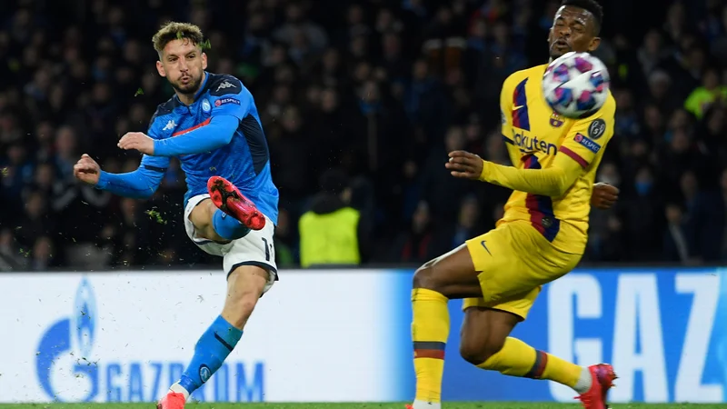 Fotografija: Belgijec pri Napoliju Dries Mertens je z izjemnim golom italijansko moštvo približal zmagi proti favorizirani Barceloni, ki pa jo je v drugem polčasu preprečil Antoine Greiezmann. FOTO: AFP