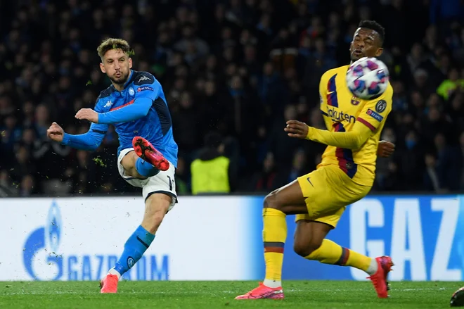 Belgijec pri Napoliju Dries Mertens je z izjemnim golom italijansko moštvo približal zmagi proti favorizirani Barceloni, ki pa jo je v drugem polčasu preprečil Antoine Greiezmann. FOTO: AFP