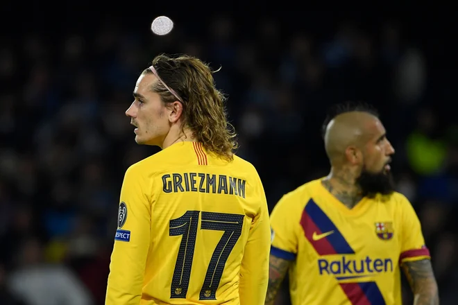 Antoine Griezmann (levo) je rešil Barcelono, Arturo Vidal pa je bil spet rpevorče glave in si po nepotrebnem v zaključku tekme prislužil izključitev. FOTO: AFP