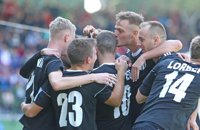 Pekmurje je zajela nogometna vročica, njen vrhunec pa bo derbi v Fazaneriji, kjer bodo gostovali prvaki iz Maribora. FOTO: Tadej Regent/Delo