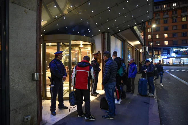 Policisti pred vhodom zaprtega hotela Evropa v Innsbrucku, kjer je zaposlena receptorka iz Italije, ki se je okužila z novim koronavirusom. FOTO: Stringer/Reuters