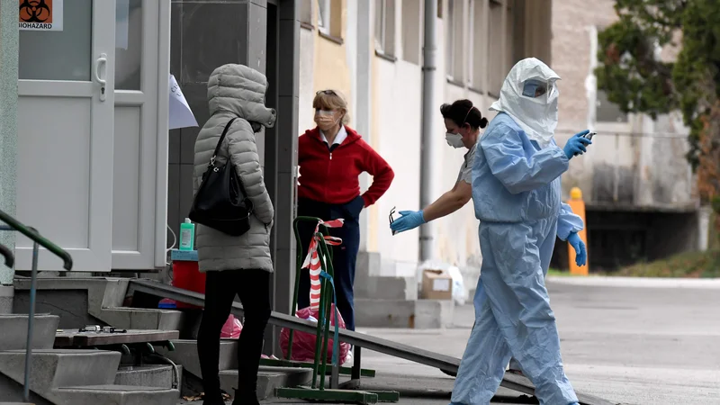 Fotografija: Medicinsko osebje pred infekcijsko kliniko v Zagrebu. FOTO: Denis Lovrovic/AFP