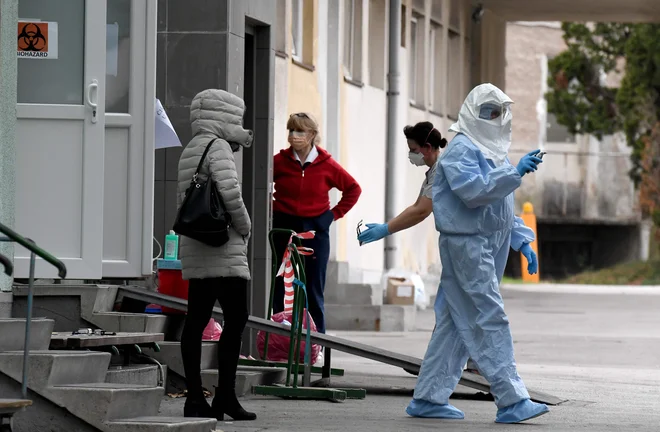 Medicinsko osebje pred infekcijsko kliniko v Zagrebu. FOTO: Denis Lovrovic/AFP