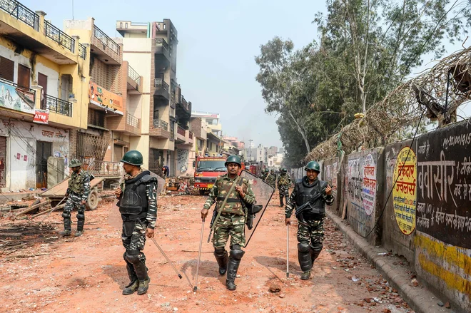 Skupine hindujcev že od nedelje, ob pozivih h genocidu, napadajo muslimanske četrti. FOTO: Sajjad Hussain/AFP