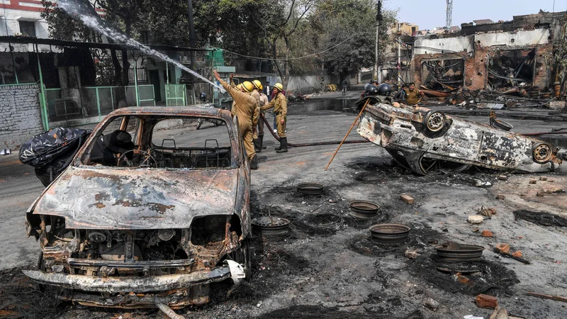 Fotografija: Spopadi med hindujskimi skrajneži, muslimansko manjšino in policijo po Delhiju divajajo že od nedelje. FOTO: Prakash Singh/AFP