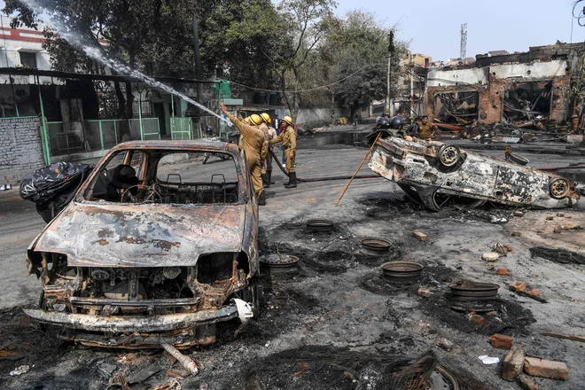 Spopadi med hindujskimi skrajneži, muslimansko manjšino in policijo po Delhiju divajajo že od nedelje.&nbsp;FOTO: Prakash Singh/AFP