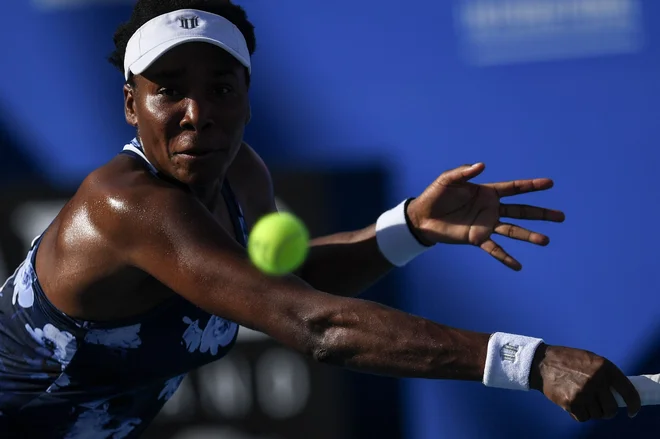 V 40. letu starosti sedemkratna zmagovalka velikega slama Venus Williams ni bila kos 20 let mlajši Slovenki. FOTO: AFP