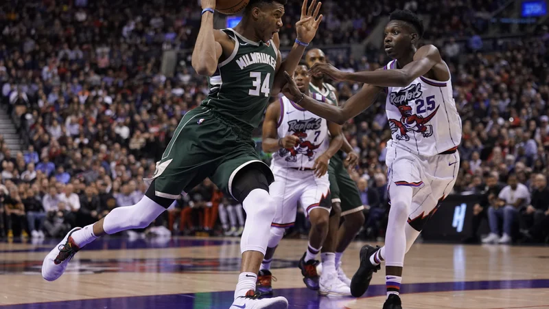 Fotografija: Prvi zvezdnik Milwaukeeja Giannis Antetokounmpo (levo) je v Torontu moštvo popeljal do 50. zmage v sezoni. FOTO: USA Today Sports