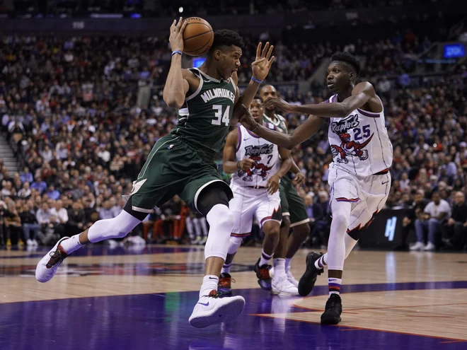Prvi zvezdnik Milwaukeeja Giannis Antetokounmpo (levo) je v Torontu moštvo popeljal do 50. zmage v sezoni. FOTO: USA Today Sports