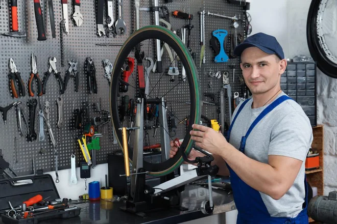 Navadite se redno pregledovati vaše kolo. FOTO: Shutterstock