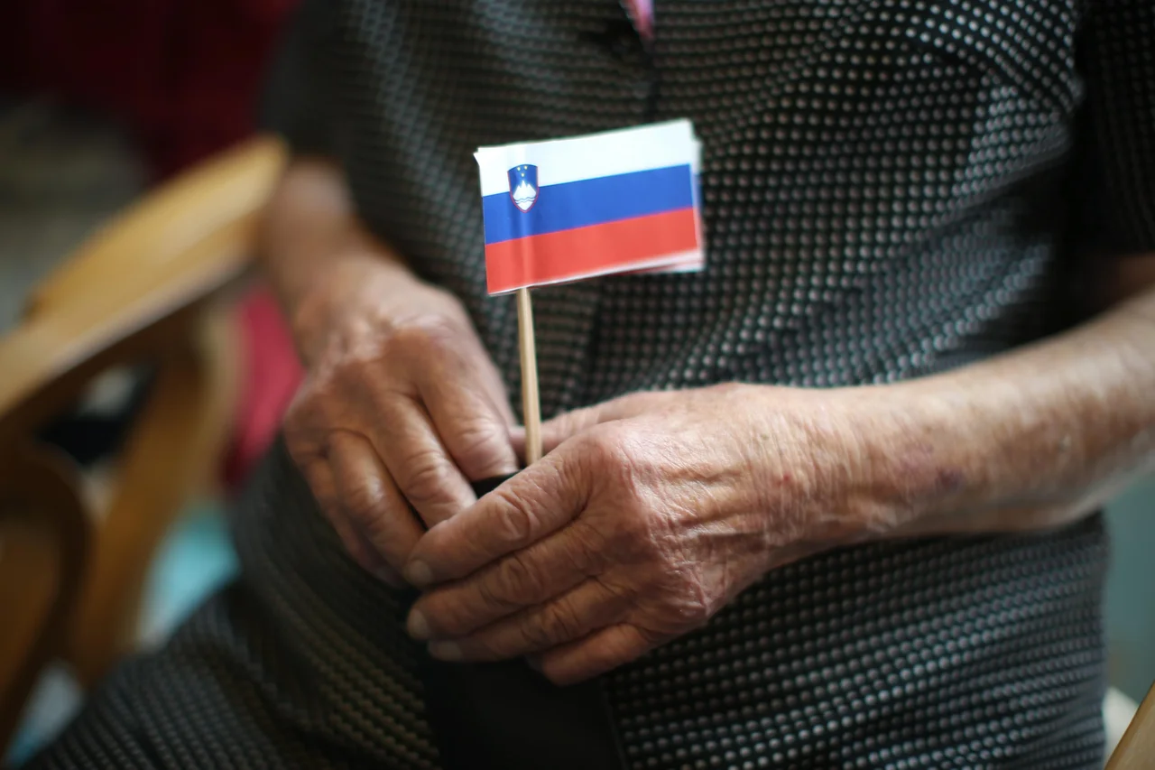 Fotografija: Čeprav bo kadrovski razrez še predmet prihodnjih usklajevanj, pa je iz predloga koalicijske pogodbe že razvidna razdelitev po strankah. FOTO: Jure Eržen/Delo