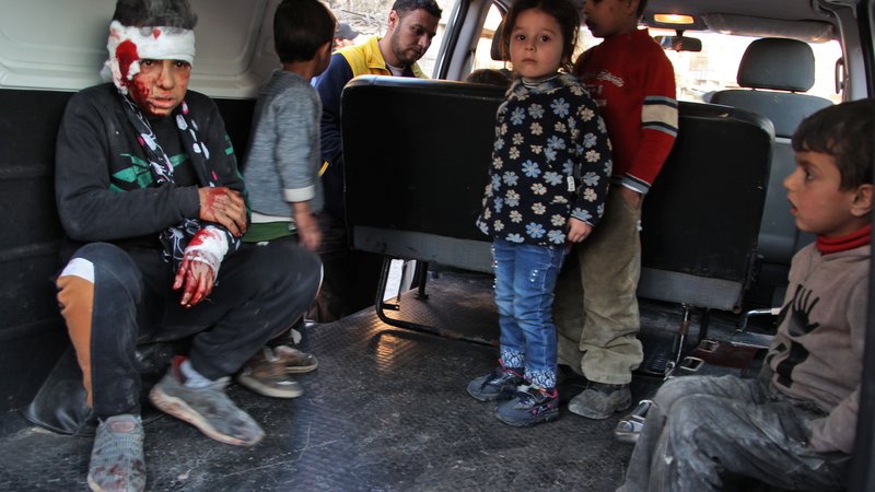 Fotografija: Sirski otroci sedijo v vozilu med evakuacijo po zračnem napadu prorežimskih sil v mestu Maarrat Misrin v sirijski provinci Idlib. FOTO: Abdulaziz Ketaz/Afp
 
