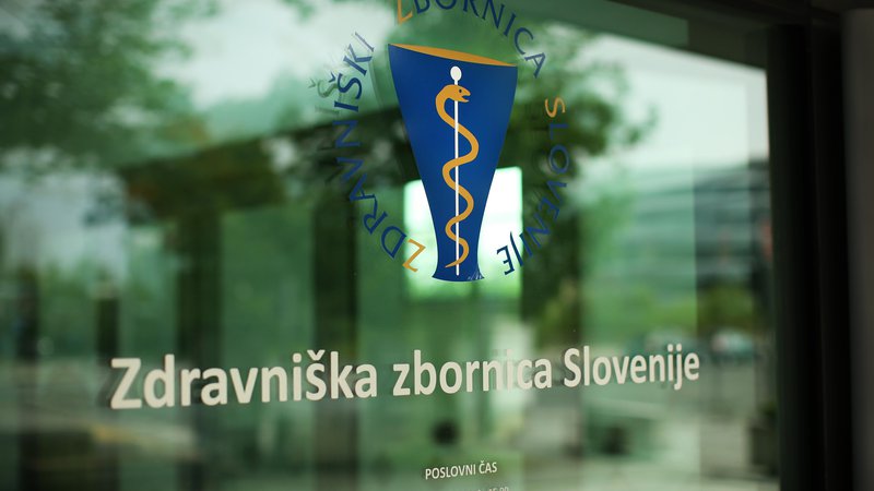 Fotografija: Zdravniška zbornica Slovenije se je ob pojavu koronavirusa aktivno odzvala, minister Šabeder pa ji očita, da razmere izkorišča za volitve v zbornico, ki bodo maja. FOTO: Jure Eržen/Delo