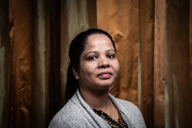 Asia Bibi v Franciji predstavlja knjigo, v kateri je popisala devet let za rešetkami v Pakistanu. FOTO: AFP