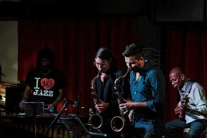 &raquo;To, da hodim po svetu in igram glasbo, iz katere zveni zgodovina mojih ljudi, je moja kulturna odgovornost,&laquo; je povedal učencem bobnar Nasheet Waits. Foto Claudio Sabolčec