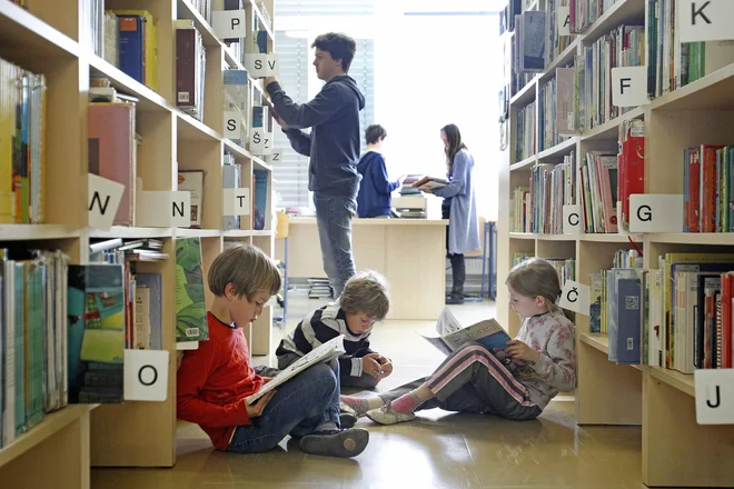 V času koronavirusa ministrstvo priporoča, naj vzpostavijo sistem za komuniciranje z zaposlenimi in šolajočimi. FOTO: Leon Vidic/Delo