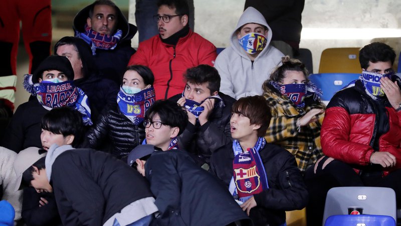 Fotografija: Takole spremljajo v Italiji nogometne tekme, seveda tiste, ki jih še niso odpovedali. Prizor z derbija Napolija in Barcelone. FOTO: Reuters