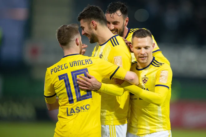 Maribor s strelcem Rokom Kronavetrom (v sredini) je bil prvem polčasu boljši, v drugem so Sobočani oblegali vrata vijoličnih. FOTO: Sobota.info