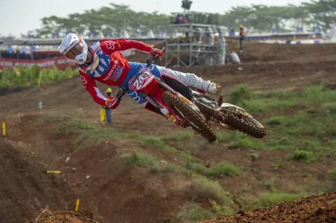 Tim Gajser je s popolnim izkupičkom na dirki za veliko nagrado Azije v Semarangu naredil velik korak k osvojitvi svojega drugega naslova svetovnega prvaka v razredu MXGP. FOTO: HRC