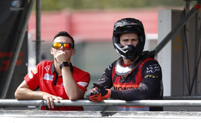 Nejc Gajser, sicer Timov mehanik, brata spremlja vso sezono na treningih, bil je tudi na nekaterih dirkah. FOTO: Matej Družnik/Delo