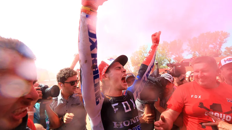 Fotografija: Tim Gajser je prvič postal svetovni prvak pred tremi leti v ZDA, tokrat pa se je naslova razveselil v naši zahodni soseščini. FOTO: Matej Družnik