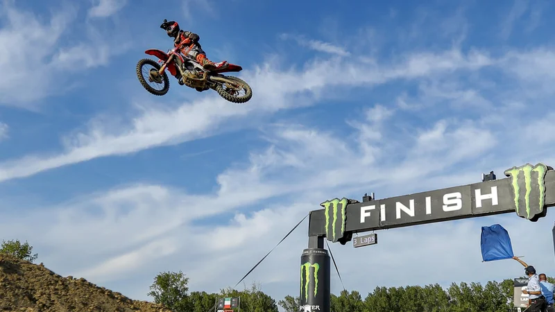 Fotografija: Tim Gajser je tretjič postal svetovni prvak. Haloški as je bil leta 2015 svetovni prvak v razredu MX2, leto pozneje pa še v elitnem razredu MXGP, uspeh je ponovil še včeraj. FOTO: Matej Družnik/Delo