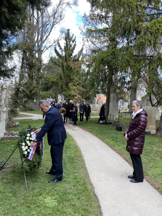 Minister Zoran Poznič se je skupaj z avstrijsko državno sekretarko za kulturo Ulriko Lunacek priklonil velikemu skladatelju iz Slovenj Gradca. FOTO: Deni Sebastian Eferl