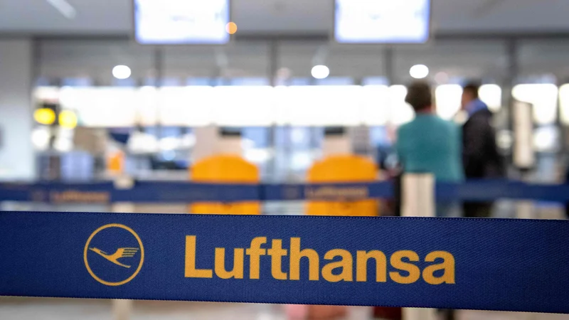 Fotografija: Podjetja, kot je Lufthansa, zaposlene obveščajo o higienskih ukrepih, ki naj jih izvajajo, svetujejo pa tudi, naj se izogibajo potovanjem na tvegana območja. Foto AFP
