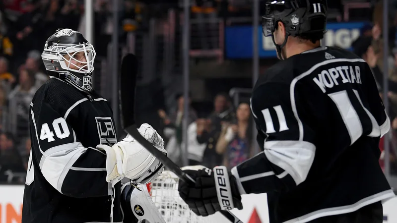 Fotografija: Anže Kopitar se je skupaj s Calvinom Petersenom, vratarjem Los Angelesa, tokrat vendarle veselil zmage. FOTO: AFP