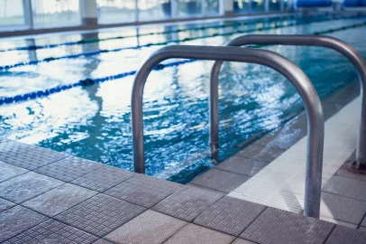 Velika večina (približno 90 %) slovenskih devetošolcev zapusti osnovno šolo kot plavalec, torej s priznanjem bronasti delfin. FOTO: Shutterstock