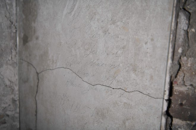 Zidarji, ki so vhod zazidali in skrili na začetku 19. stoletja, so se ovekovečili z grafiti na stenah. FOTO: Daniel Leal-Olivas/AFP