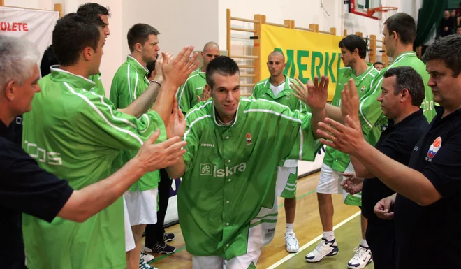 Zdaj najbolj pogreša staro košarkarsko družbo. »Najboljši občutek je bil, ko smo se z reprezentanco poleti zbrali na Rogli. Toliko smo si imeli povedati, da prve noči skoraj nismo spali.« FOTO: Blaž Samec/Delo