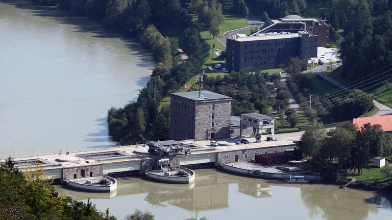 Fotografija: Večina poslancev želi pospešiti dokončanje verige na spodnji Savi, podobno kot na Dravi. FOTO: Tadej Regent/Delo