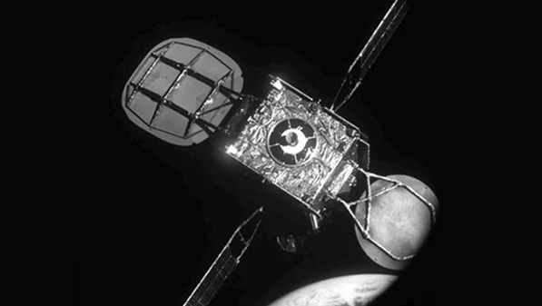 Fotografija: Intelsatov satelit tik pred spojitvijo, kot ga je slikal MEV 1. FOTO: Northrop Grumman