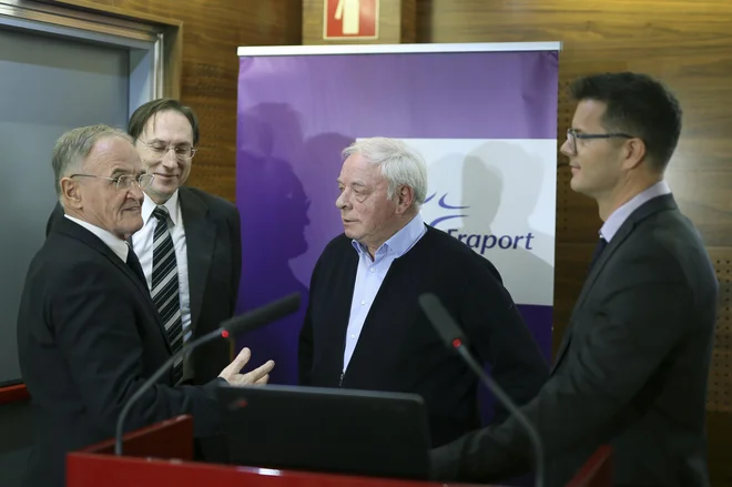 Okoliški župani in poslovodstvo Fraporta Slovenije so predstavili lani sprejeto resolucijo, ki so jo poslali na infrastrukturno ministrstvo. FOTO: Jože Suhadolnik/Delo