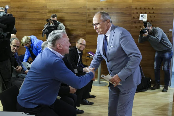 Poslovodni direktor Fraporta Slovenija Zmago Skobir in župani spodnjegorenjskih občin. FOTO: Jože Suhadolnik/Delo