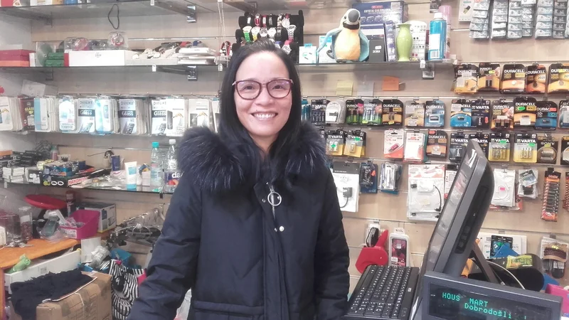 Fotografija: Jiaochang Yu, lastnica kitajske trgovine Hous Mart v Kopru upa, da se bodo razmere čim prej umirile. FOTO: Nataša Čepar
