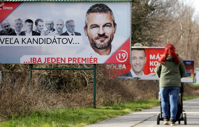 Predvolilni plakat vladajoče stranke Smer in predsednika vlade Petra Pellegrinija. FOTO: Reuters