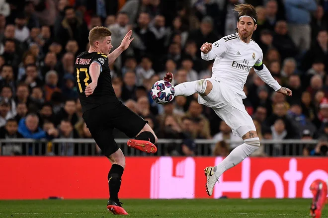 Kevin de Bruyne (levo) je bil med udarnimi aduti Cityja, domači kapetan Sergio Ramos pa si je zaradi grobosti prislužil rdeč karton. FOTO: AFP