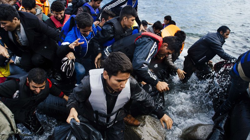 Fotografija: Grčija skuša preprečiti prihode beguncev iz Turčije. FOTO:  Dimitar Dilkoff/Afp