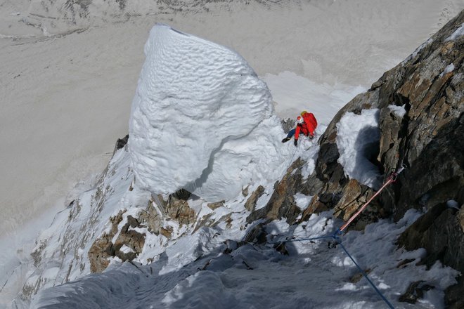 Plezanje v labirintu snežnih gob severnega grebena FOTO: Aleš Česen